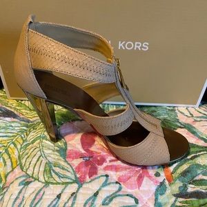 Brand NEW Never Worn Michael Kors Berkeley Leather Nude Heels